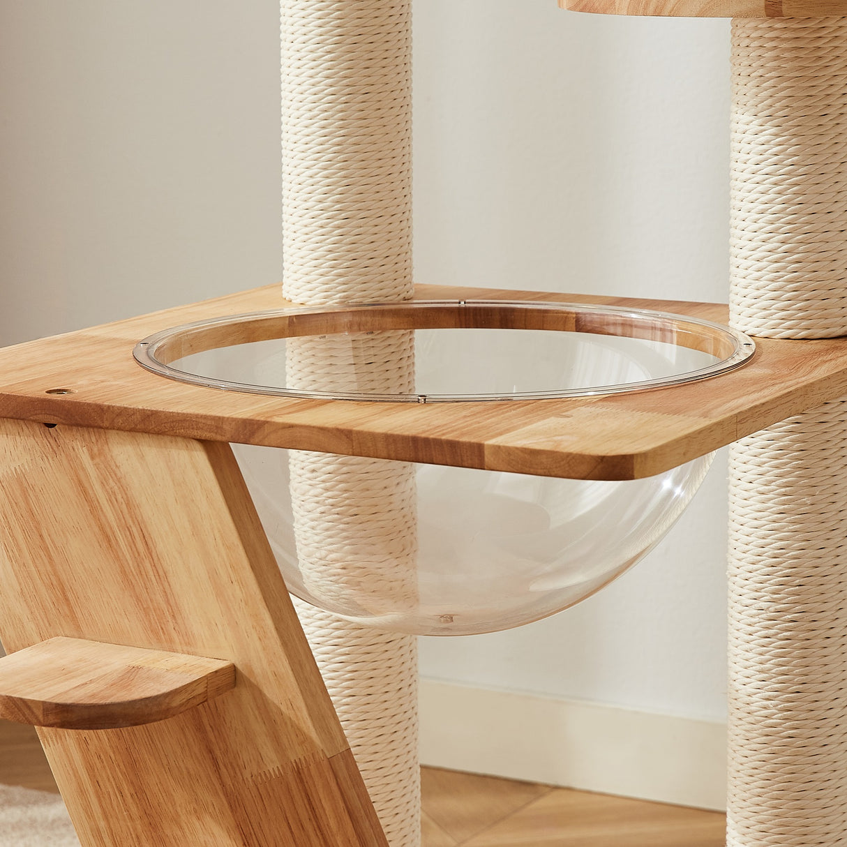 Arbre à chat moderne en bois d'hévéa - griffoir avec panier et escalier